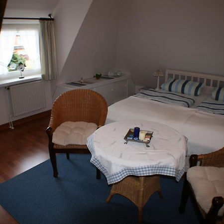 Ferienwohnungen Im Hotel Garni Zur Post Utersum Rum bild