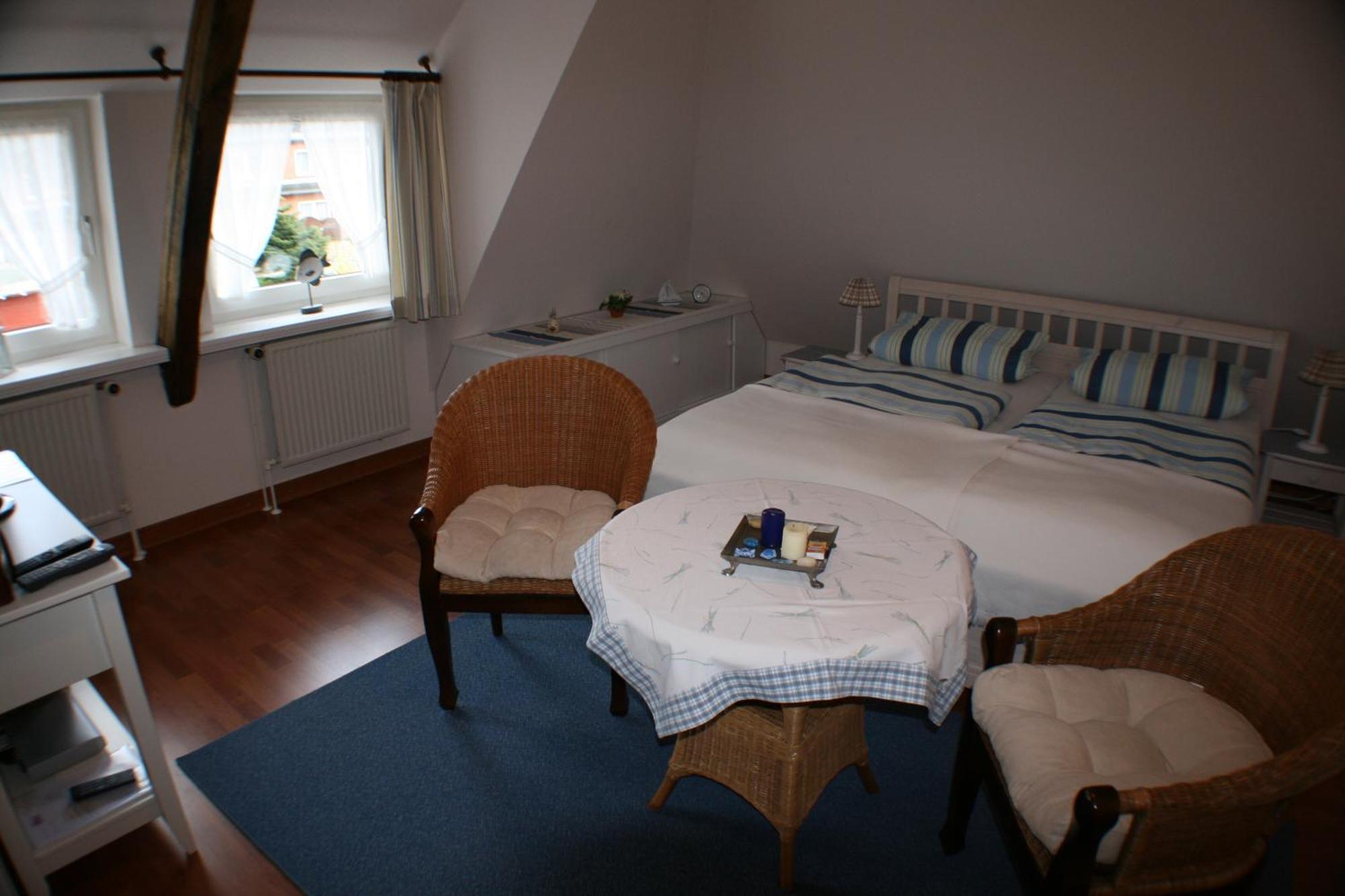 Ferienwohnungen Im Hotel Garni Zur Post Utersum Rum bild