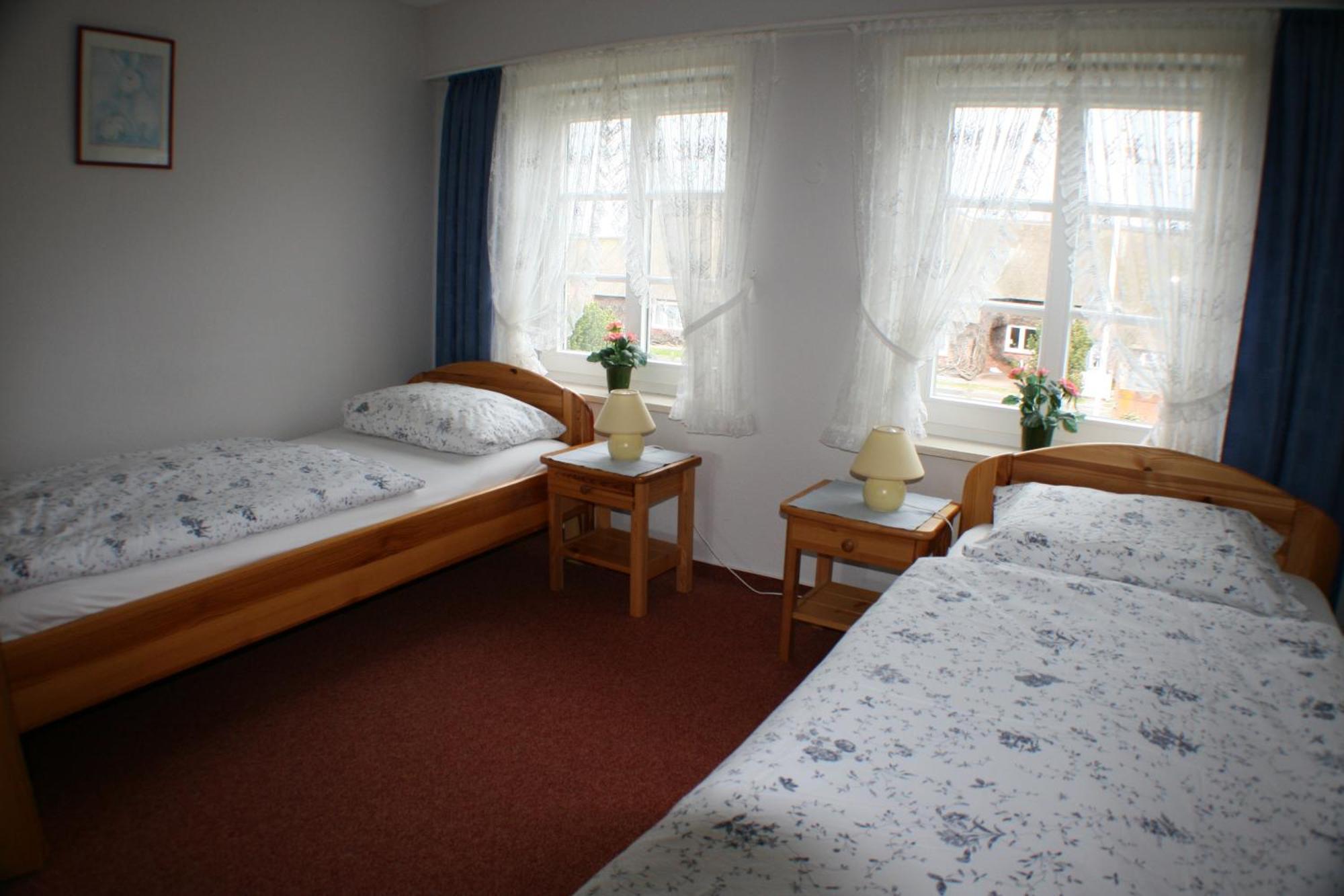Ferienwohnungen Im Hotel Garni Zur Post Utersum Rum bild