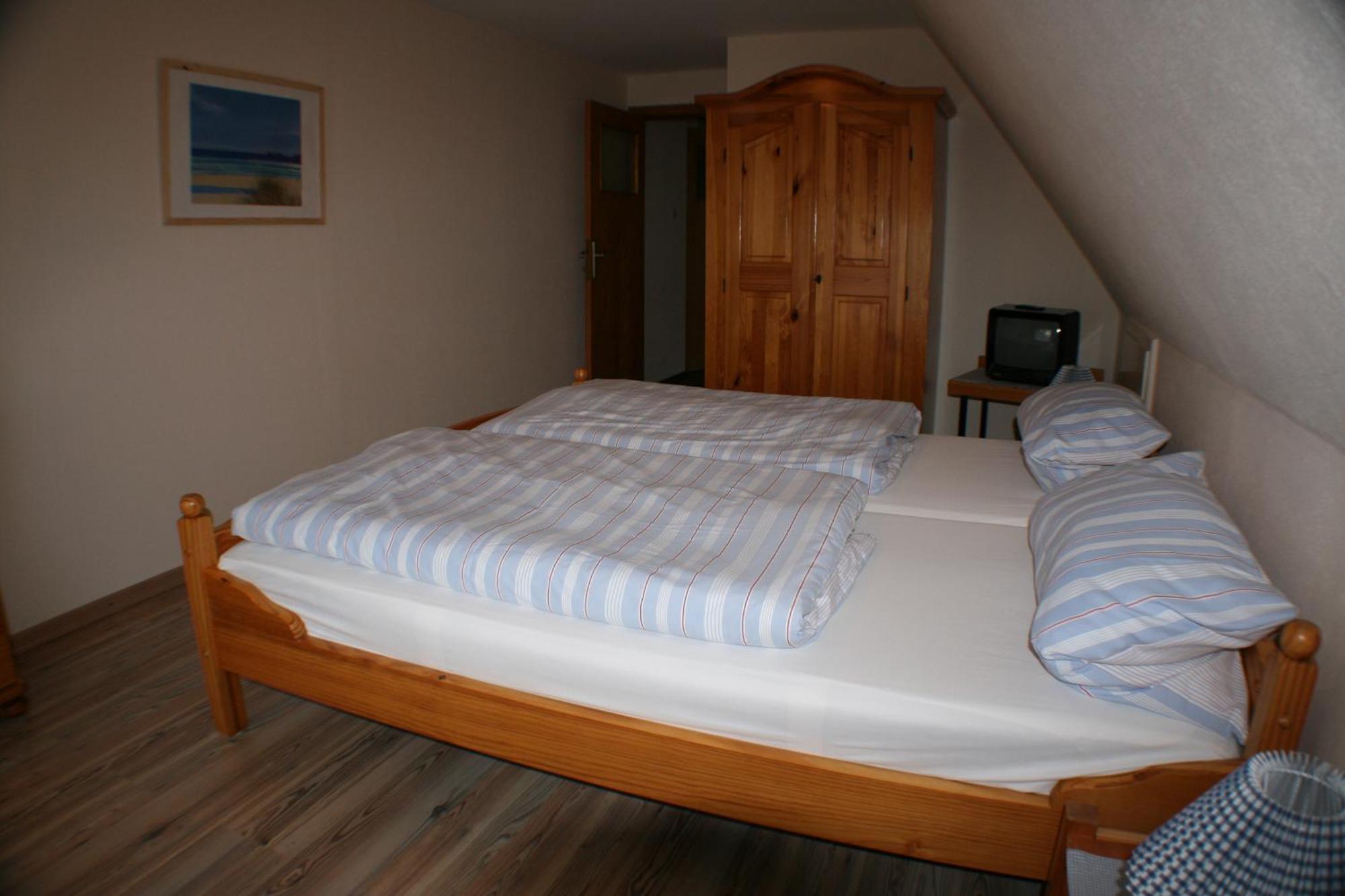 Ferienwohnungen Im Hotel Garni Zur Post Utersum Rum bild