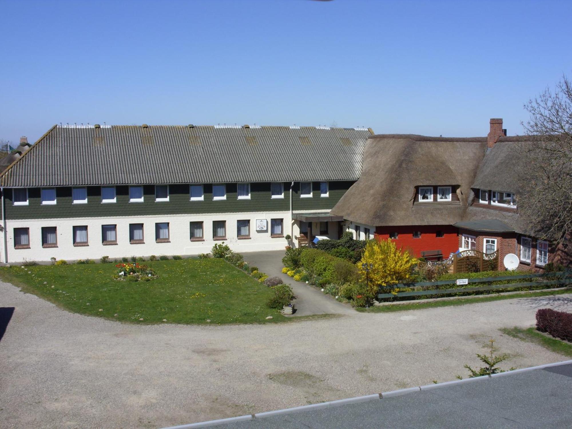 Ferienwohnungen Im Hotel Garni Zur Post Utersum Rum bild