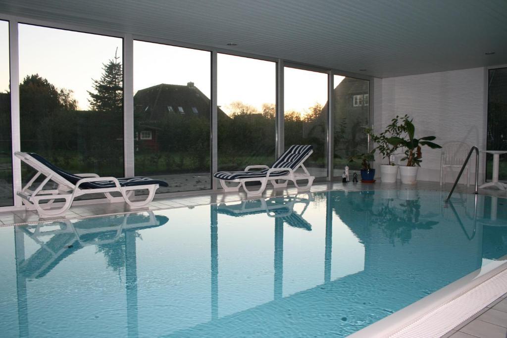 Ferienwohnungen Im Hotel Garni Zur Post Utersum Rum bild