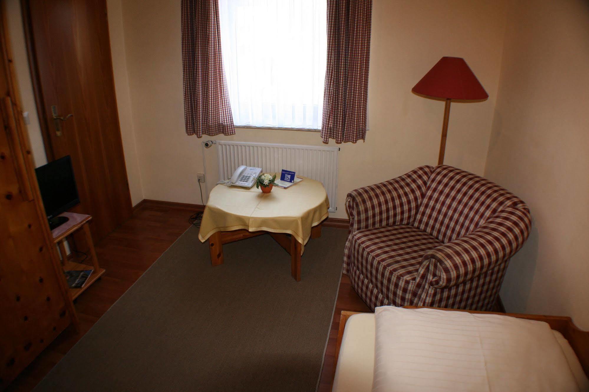 Ferienwohnungen Im Hotel Garni Zur Post Utersum Exteriör bild
