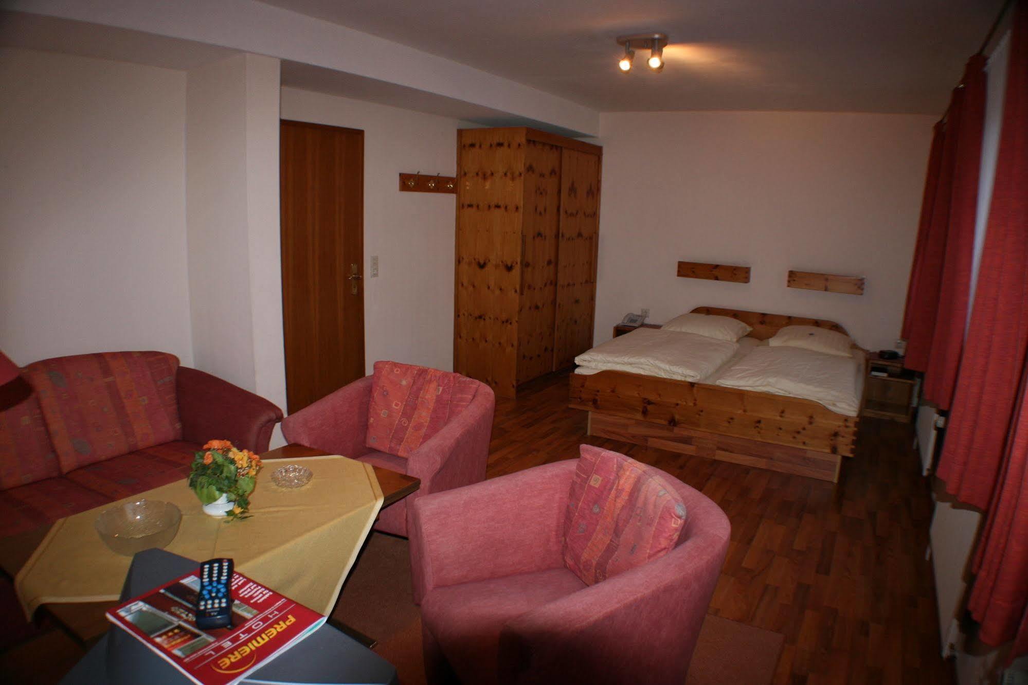 Ferienwohnungen Im Hotel Garni Zur Post Utersum Exteriör bild