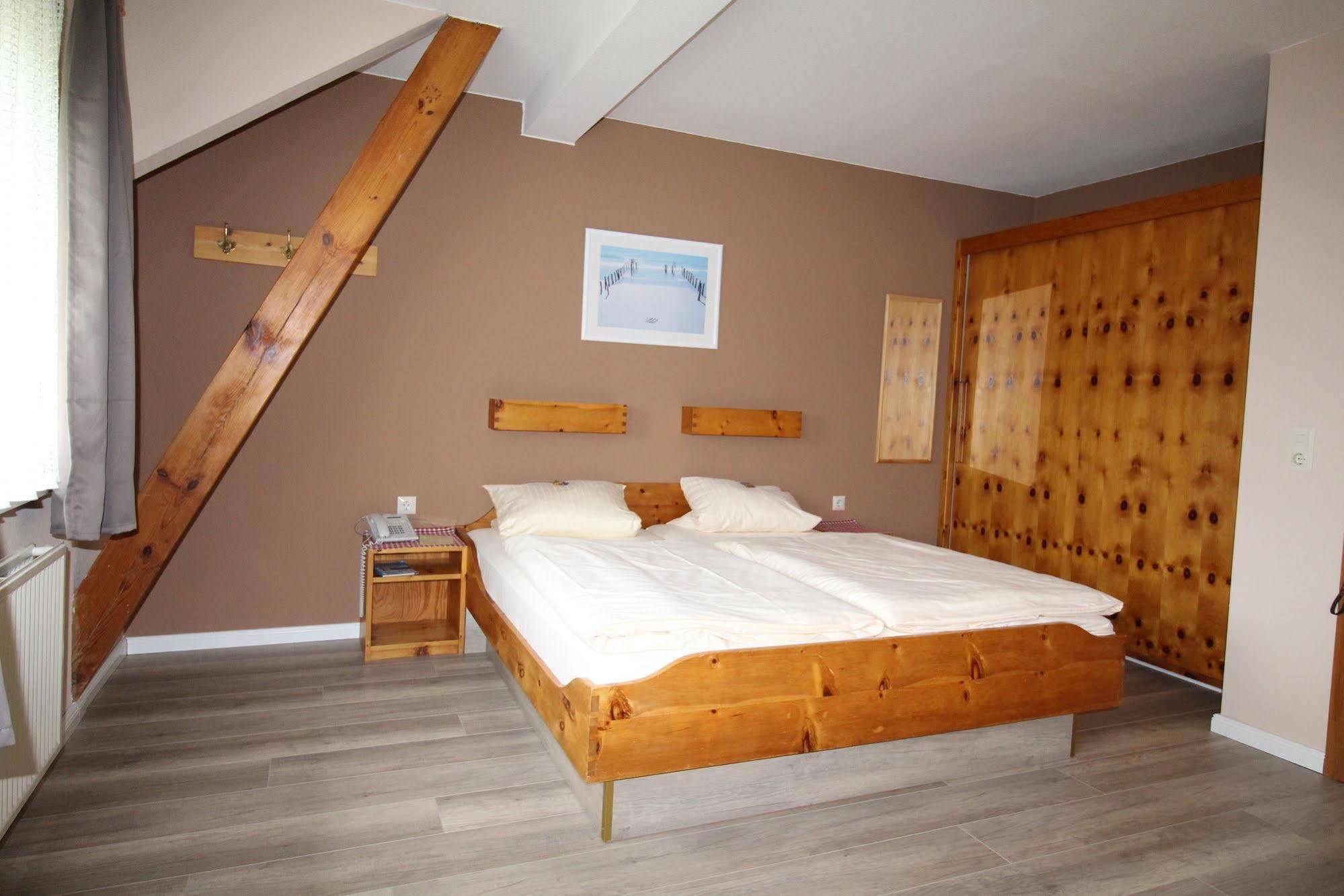 Ferienwohnungen Im Hotel Garni Zur Post Utersum Exteriör bild